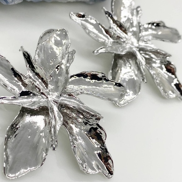 Anthropologie Silver Flower Earrings - Picture 9 of 13